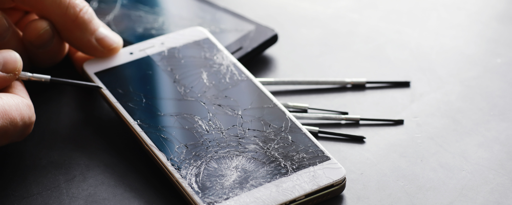 Pęknięty ekran iPhone’a. Co robić, by uniknąć dalszych uszkodzeń?